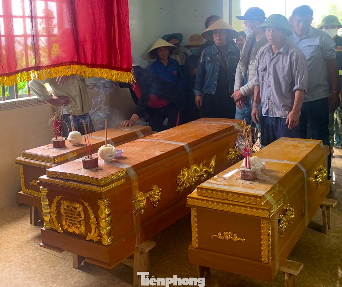 Ba quan tài đặt cạnh nhau trong nhà khiến ai cũng xót xa. Ba quan tài đặt cạnh nhau trong nhà khiến ai cũng xót xa.