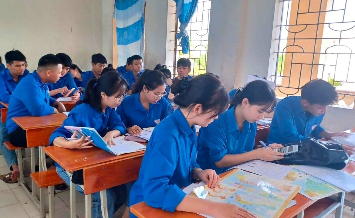 Các em học sinh được các đoàn viên, giáo viên tận tình chỉ bảo, giải đáp những bài học khó. Các em học sinh được các đoàn viên, giáo viên tận tình chỉ bảo, giải đáp những bài học khó.