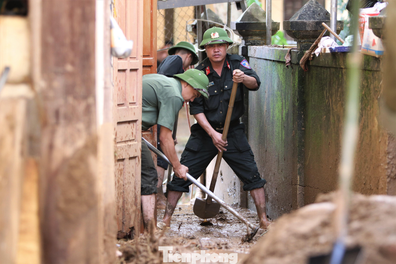 Công an, cảnh sát cơ động cũng được huy động, giúp dân dọn dẹp bùn đất, nhà cửa. Công an, cảnh sát cơ động cũng được huy động, giúp dân dọn dẹp bùn đất, nhà cửa.