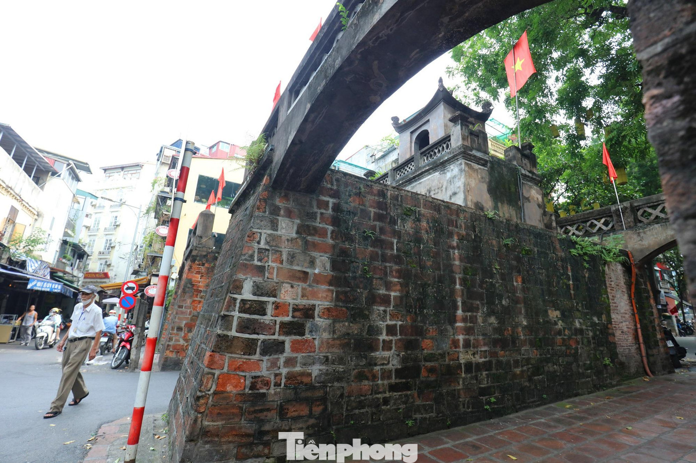 Hiện Cửa Ô Quan Chưởng còn giữ được nguyên lối tam quan với cửa chính và hai cửa phụ hai bên, trên nóc cửa chính có vọng lâu. Hiện Cửa Ô Quan Chưởng còn giữ được nguyên lối tam quan với cửa chính và hai cửa phụ hai bên, trên nóc cửa chính có vọng lâu.