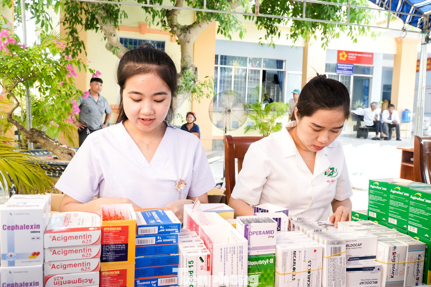 Sau khi thăm khám, người dân sẽ được cấp phát thuốc miễn phí. Kết thúc buổi sáng, các bác sỹ đã thăm khám cho gần 450 người dân sở tại.