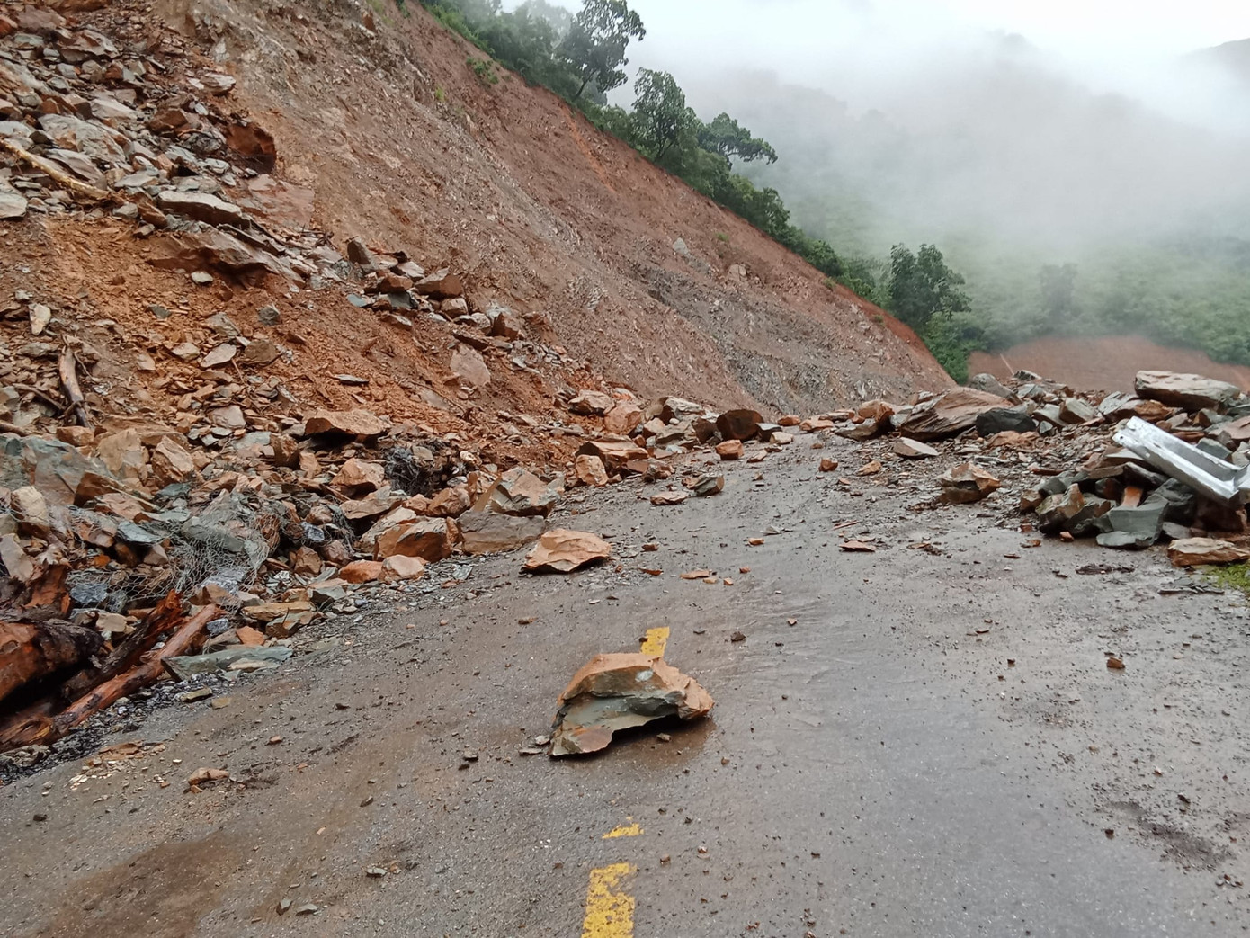 Trao đổi với PV, lãnh đạo UBND xã Mường Típ (huyện Kỳ Sơn) cho biết, mưa lớn đã khiến tuyến đường đi từ ủy ban vào xã Mường Típ đã bị sạt lở gây ảnh hưởng lớn đến việc đi lại của người dân. “Tuyến đường từ xã này đi xã Mường Ải bị sạt lở taluy dương ở một số điểm. Xã đang tiếp tục theo dõi để có phương án xử lý", lãnh đạo xã Mường Típ nói.