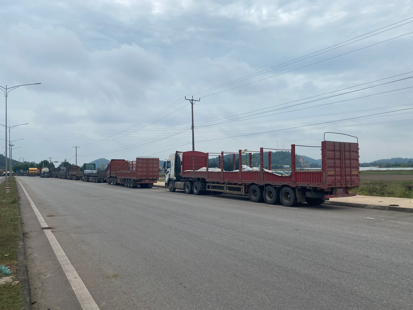 Hàng trăm xe tải phải dừng đậu trên đường vì không thể ra vào cảng biển trả hàng. Hàng trăm xe tải phải dừng đậu trên đường vì không thể ra vào cảng biển trả hàng.