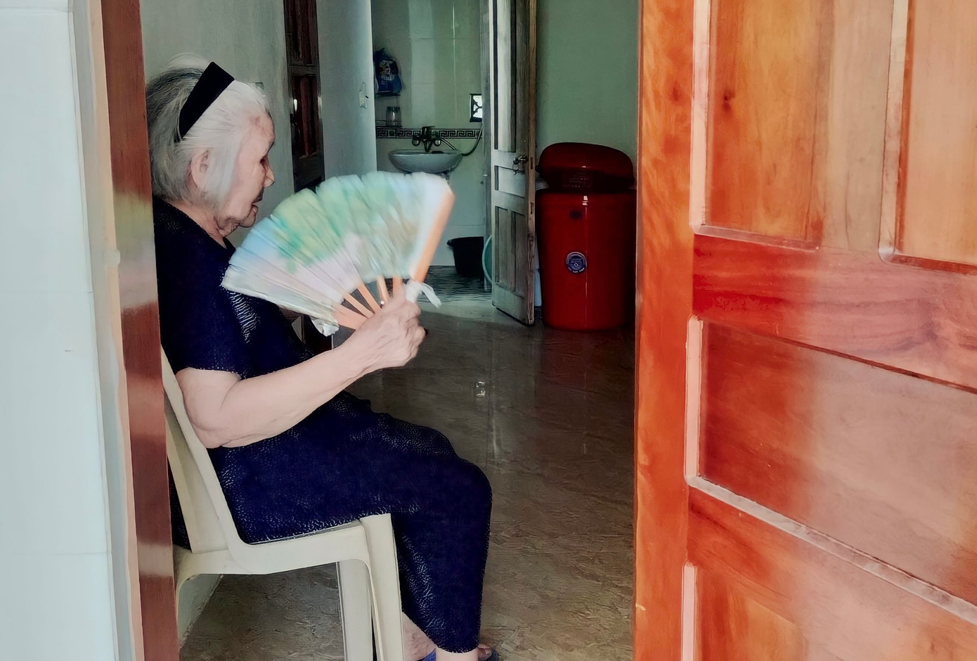 Nắng nóng còn bị cắt điện khiến nhiều người già, trẻ nhỏ mệt mỏi vì nóng. Nắng nóng còn bị cắt điện khiến nhiều người già, trẻ nhỏ mệt mỏi vì nóng.