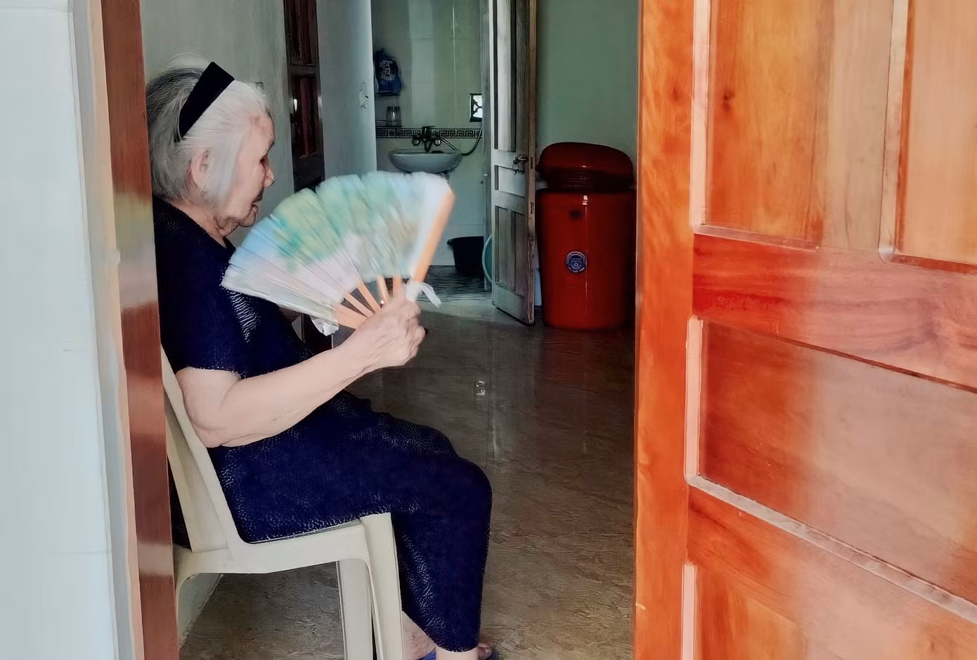 Nắng nóng còn bị cắt điện khiến nhiều người già, trẻ nhỏ mệt mỏi vì nóng.