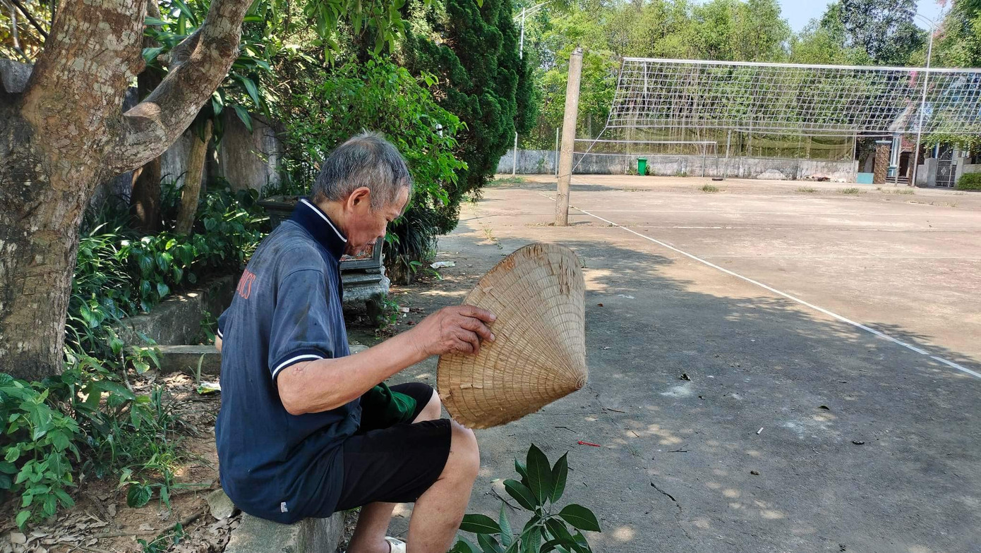Nắng nóng đỉnh điểm còn bị cắt điện khiến cuộc sống người dân ở xã Hương Trà bị đảo lộn, ảnh hưởng. Nhiều người phải ra khỏi nhà đi tìm các bóng cây mát để ngồi. Nắng nóng đỉnh điểm còn bị cắt điện khiến cuộc sống người dân ở xã Hương Trà bị đảo lộn, ảnh hưởng. Nhiều người phải ra khỏi nhà đi tìm các bóng cây mát để ngồi.
