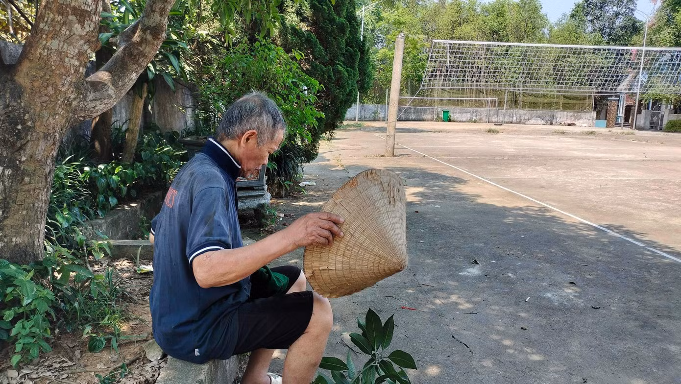Nắng nóng đỉnh điểm còn bị cắt điện khiến cuộc sống người dân ở xã Hương Trà bị đảo lộn, ảnh hưởng. Nhiều người phải ra khỏi nhà đi tìm các bóng cây mát để ngồi.