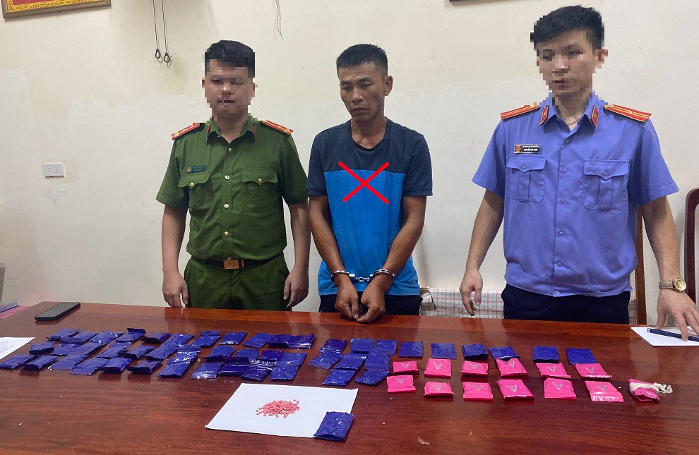 Đối tượng Toản cùng tang vật là 12000 viên ma túy.