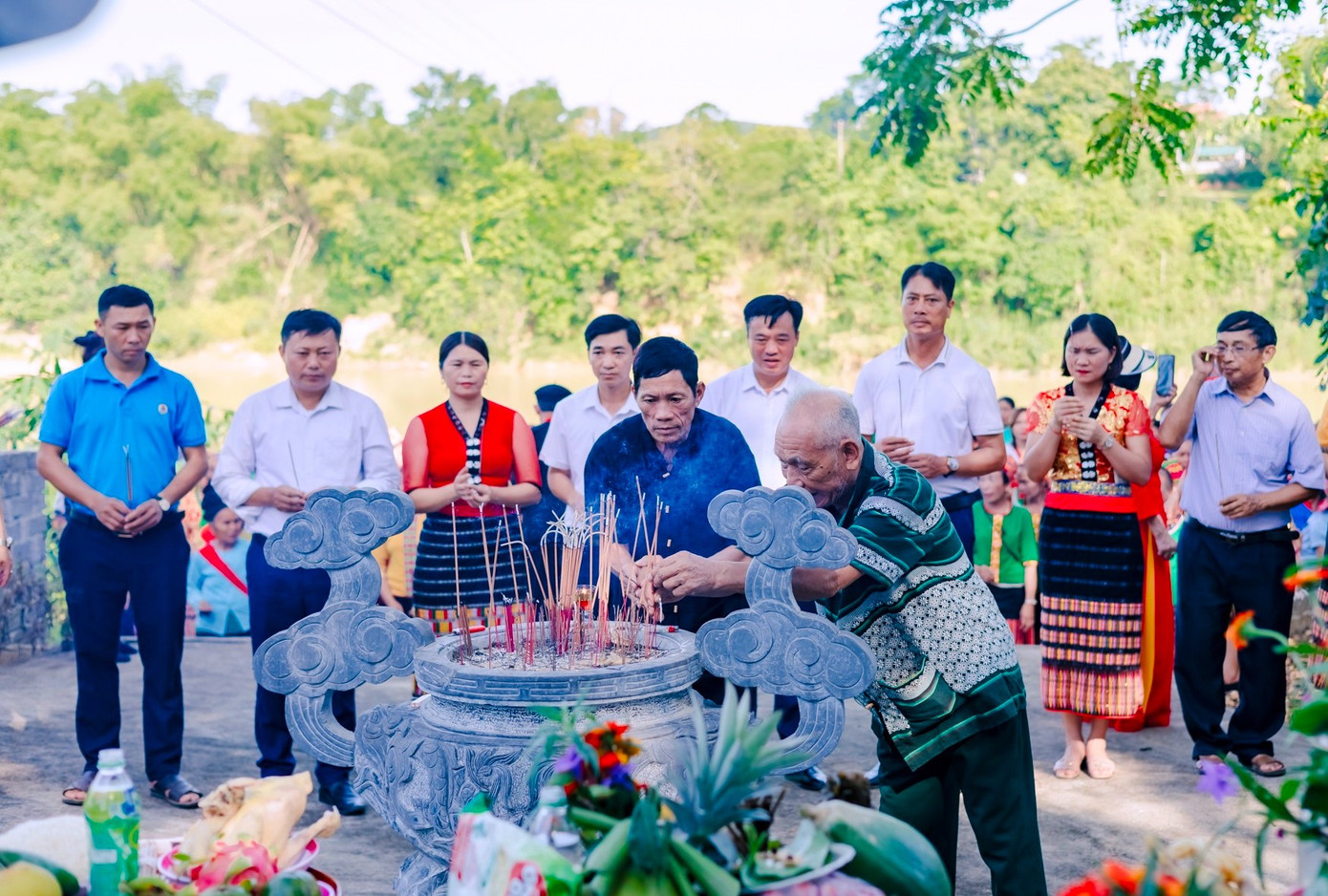 Sau khi thầy mo cúng, các dòng họ, bà con dân bản cùng dâng hương lên để cảm tạ trời đất, cầu mong một năm mưa thuận gió hòa. Ảnh: Hạnh Phúc.