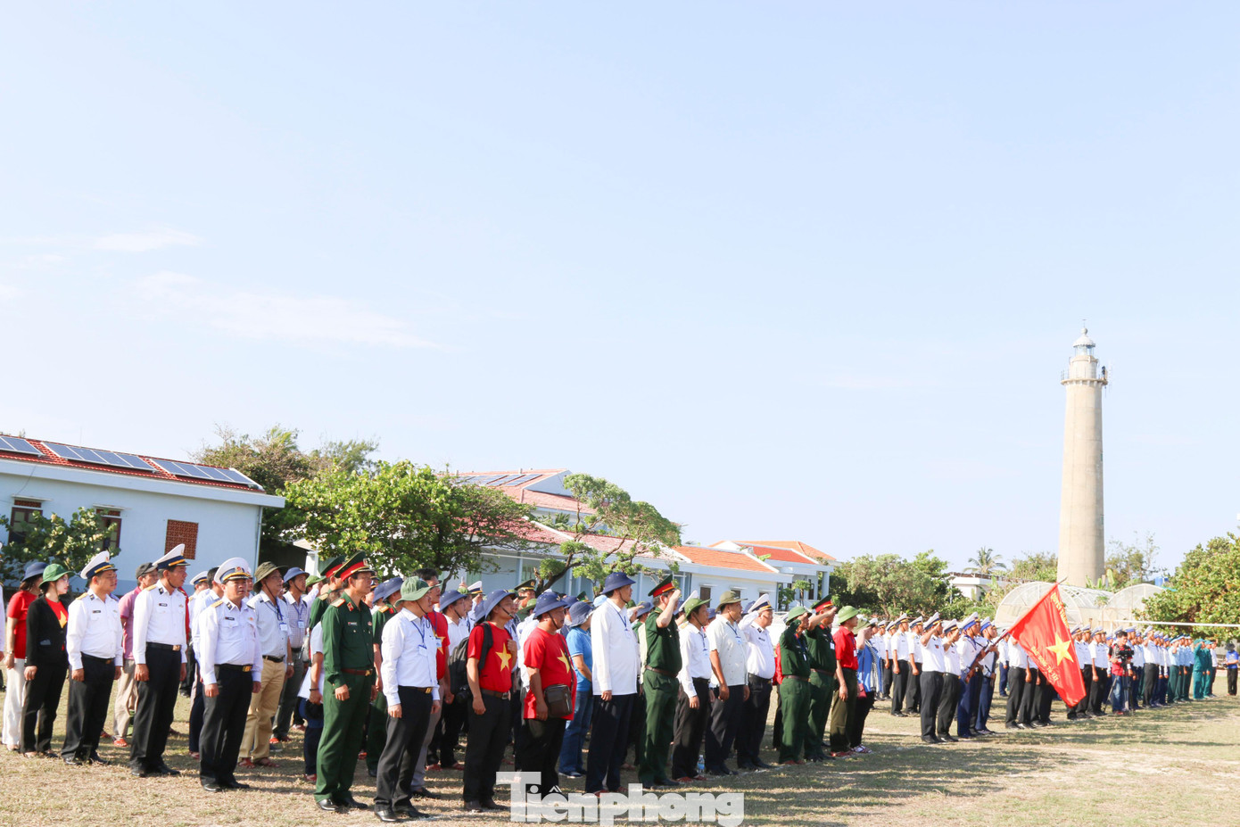 Lễ chào cờ trên các đảo thuộc quần đảo Trường Sa (tỉnh Khánh Hòa) diễn ra sáng thứ Hai hằng tuần, dịp đầu năm mới và các ngày lễ lớn của đất nước.