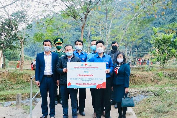 BTC đã tặng cầu dân sinh cho bản Na Kho, xã Bắc Lý, huyện Kỳ Sơn, Nghệ An.
