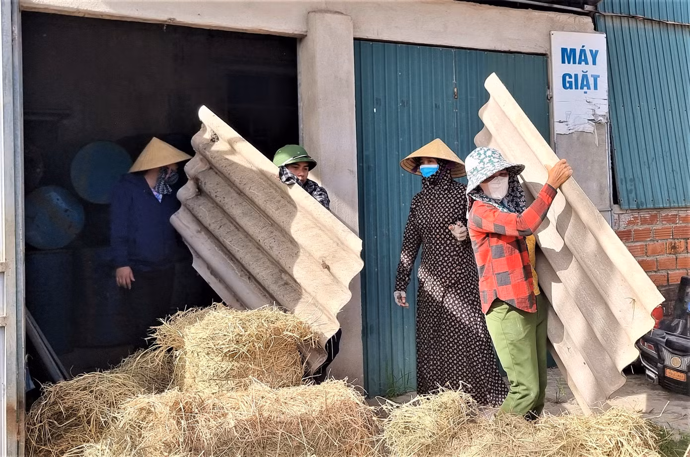 Hội phụ nữ tích cực hỗ trợ người dân di dời tài sản.