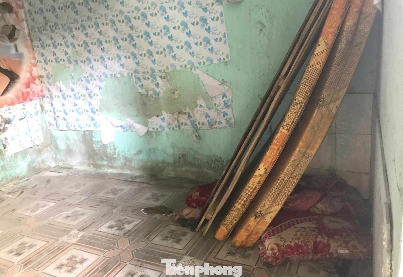 Nếu như trước các hàng quán là những tấm biển nhà hàng ăn uống thì phía trong là những căn phòng cấp 4 tồi tàn, chật hẹp, trung bình chỉ rộng từ 10m2.