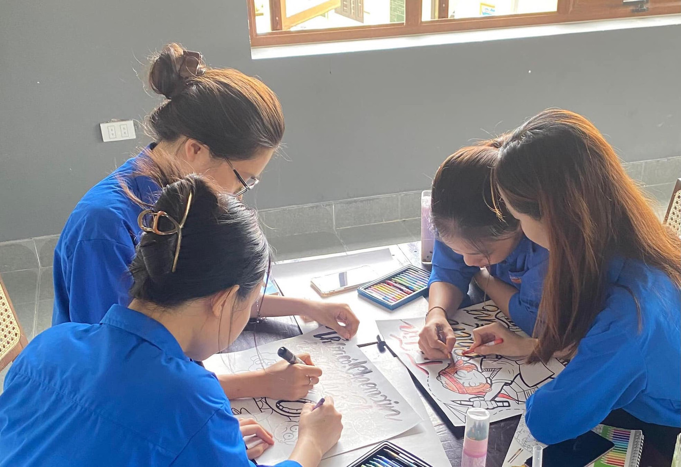 Trước ngày diễn ra kỳ thi, các nữ đoàn viên thanh niên tình nguyện huyện Con Cuông cũng tranh thủ vẽ tranh với hình vẽ bắt mắt, câu chúc sôi động để cổ vũ tinh thần các thí sinh.