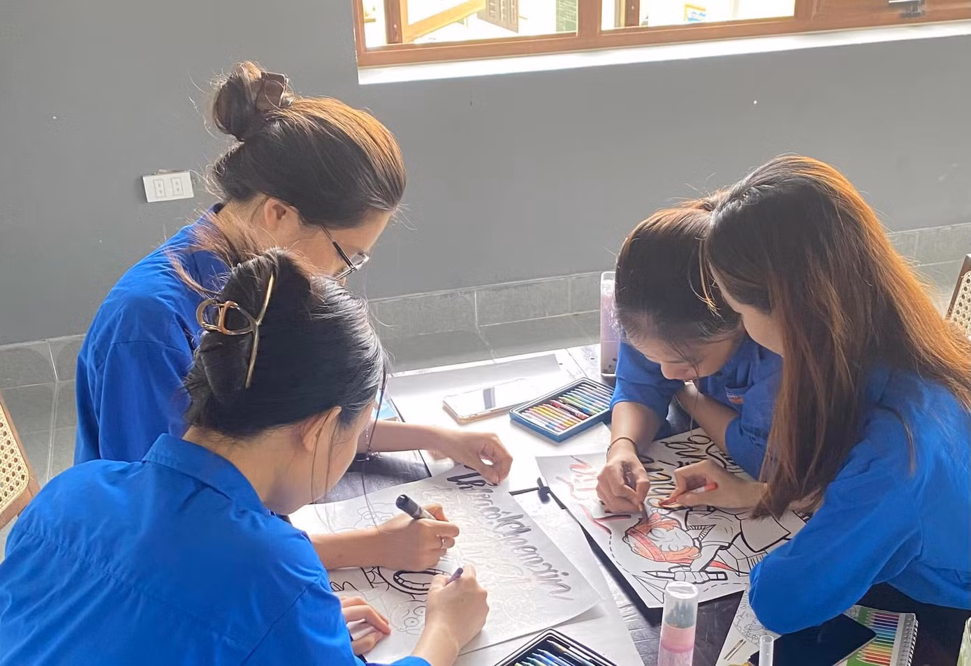 Trước ngày diễn ra kỳ thi, các nữ đoàn viên thanh niên tình nguyện huyện Con Cuông cũng tranh thủ vẽ tranh với hình vẽ bắt mắt, câu chúc sôi động để cổ vũ tinh thần các thí sinh.