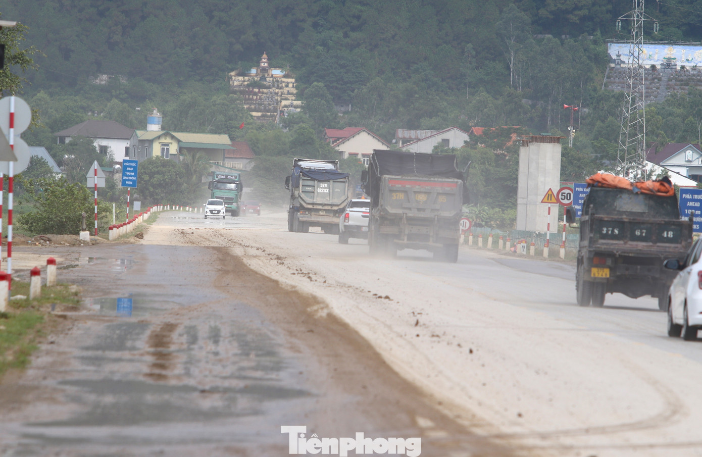 Anh Nguyễn Văn Linh (người đi đường) bức xúc: "Tôi ngày nào cũng đi làm qua đây nhưng chưa lần nào thoát cảnh bụi, bùn đất bắn lên xe, người. Trời nắng thì đường bụi khủng khiếp. Mặc dù các đơn vị có tưới nước nhưng bùn đất rơi vãi xuống đường càng thêm bẩn".