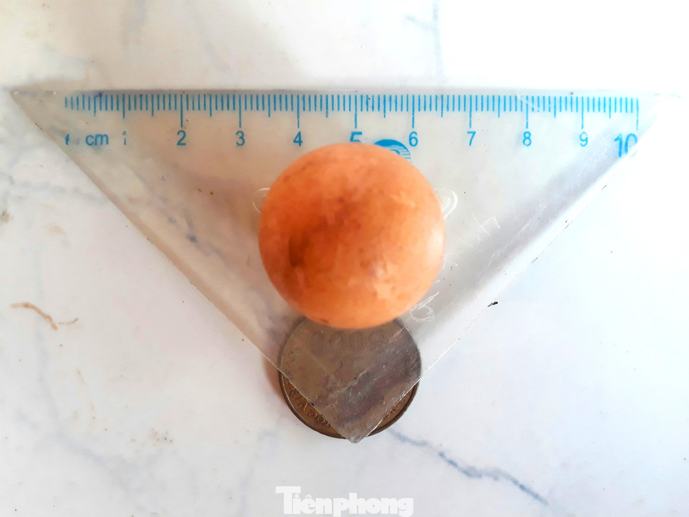 Quả trứng nhỏ, nhỉnh hơn đồng xu loại 5 nghìn đồng.
