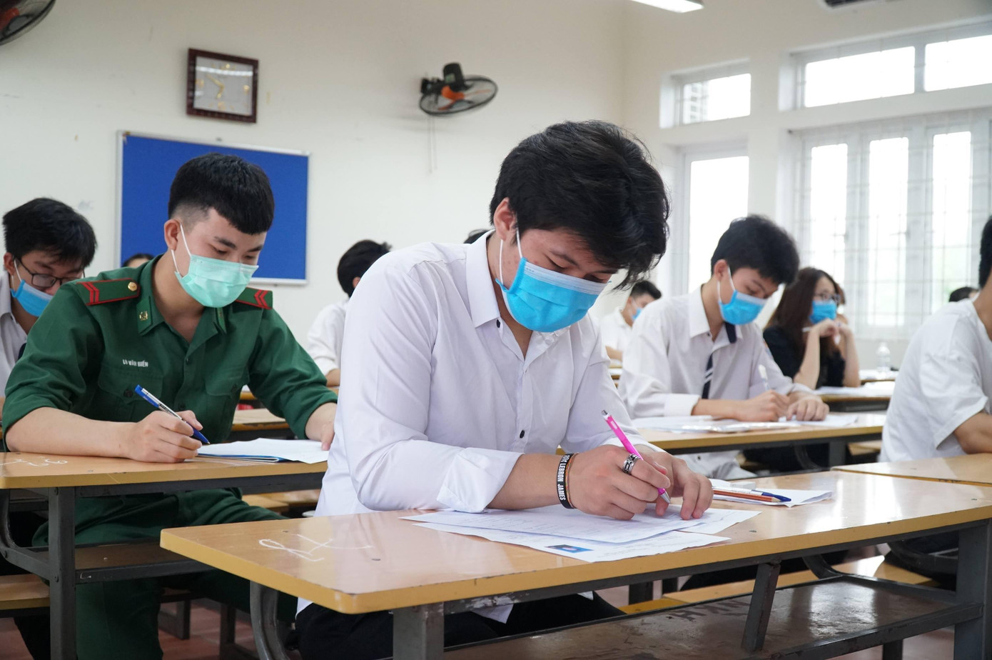 Các thí sinh làm bài môn thi Ngữ Văn.