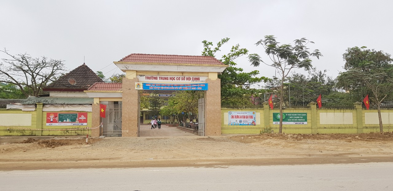 Trường THCS Đội Cung nơi xảy ra sự việc. Trường THCS Đội Cung nơi xảy ra sự việc.