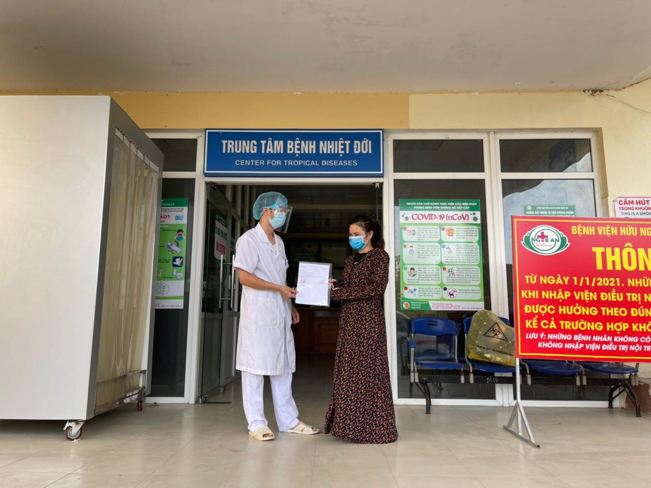 Bệnh nhân 10732 được trao giấy chứng nhận điều trị khỏi bệnh.