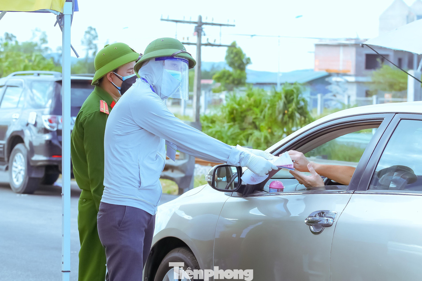 Đây là một việc làm ý nghĩa của cán bộ, giáo viên ngành giáo dục Nghệ An trong thời điểm cả hệ thống chính trị chung tay đẩy lùi dịch bệnh. Làm việc tại điểm chốt kiểm soát trên quốc lộ 1A, đoạn qua xã Nghi Liên (cửa ngõ thành phố Vinh), thầy Ngô Xuân Tuyên (Giáo viên trường THCS Trường Thi) tích cực hướng dẫn người dân các thủ tục cần thiết khi qua chốt, đảm bảo an toàn trong công tác phòng chống dịch.