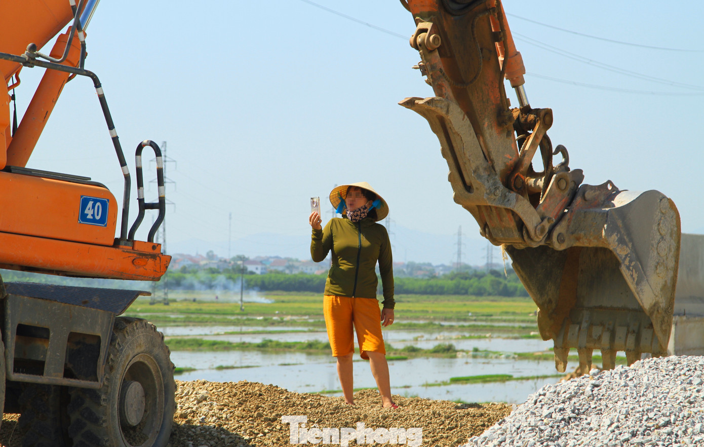 Nguyên do là hộ gia đình ông Nguyễn Công Tùng sử dụng các biện pháp cản trở, ngăn đơn vị thi công làm việc.