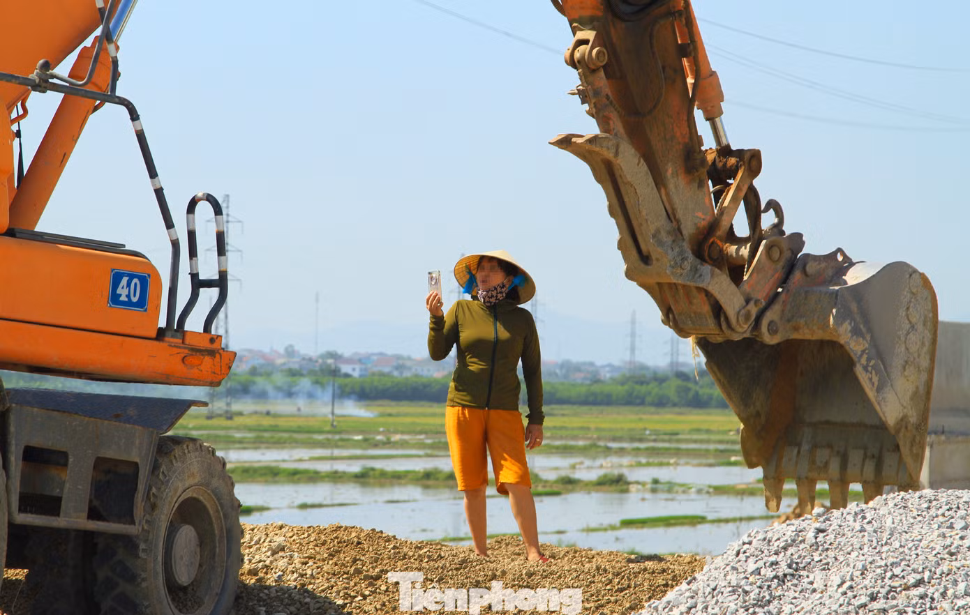Nguyên do là hộ gia đình ông Nguyễn Công Tùng sử dụng các biện pháp cản trở, ngăn đơn vị thi công làm việc.