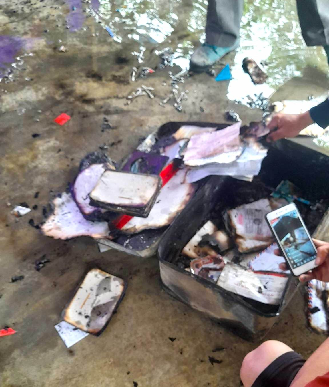 Nhiều giấy tờ quan trọng, đồ dùng và tài sản của gia đình anh Q. bị lửa thiêu cháy. (Ảnh: Đinh Thùy).