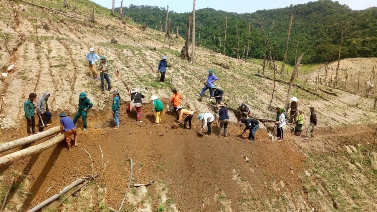 "Nay có đường tạm, cầu tạm để đi ra bến thuyền, bà con và người dân đỡ khổ hẳn", Phó Bí thư xã Hữu Khuông (Tương Dương, Nghệ An) chia sẻ. "Nay có đường tạm, cầu tạm để đi ra bến thuyền, bà con và người dân đỡ khổ hẳn", Phó Bí thư xã Hữu Khuông (Tương Dương, Nghệ An) chia sẻ.