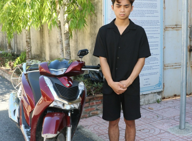 Võ Quốc Tuấn lái xe máy tông vào công an làm nhiệm vụ.