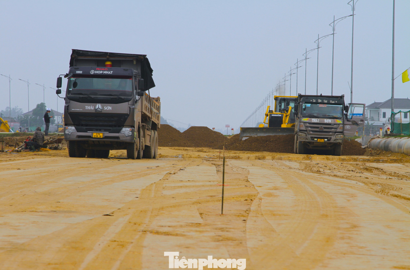 Tháng 8/2022, giai đoạn 2 dự án được khởi động triển khai. Khu vực thi công ở giữa đường. Có 3 đơn vị thi công triển khai dự án này gồm: Công ty TNHH Tân Hưng, Công ty CP xây dựng Tân Nam và Công ty TNHH Hòa Hiệp. Trong số đó, Công ty Tân Nam thi công 7km/10,8km.