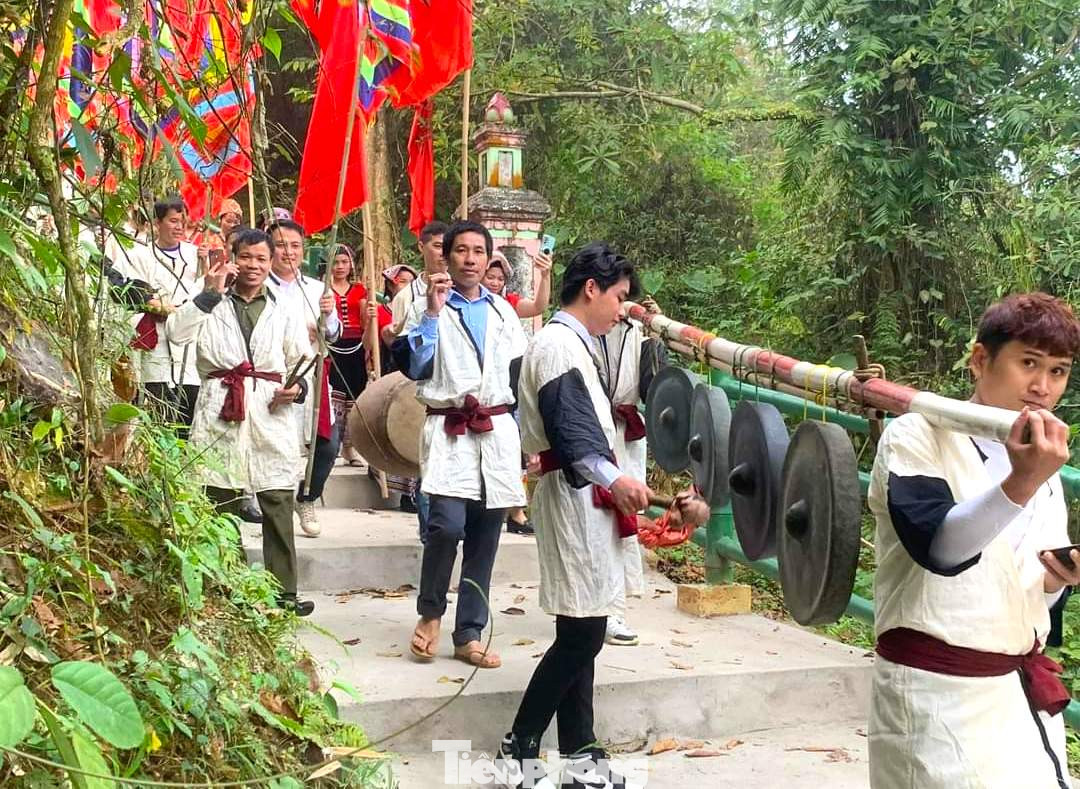 Đoàn rước lễ đi trong tiếng cồng chiêng.