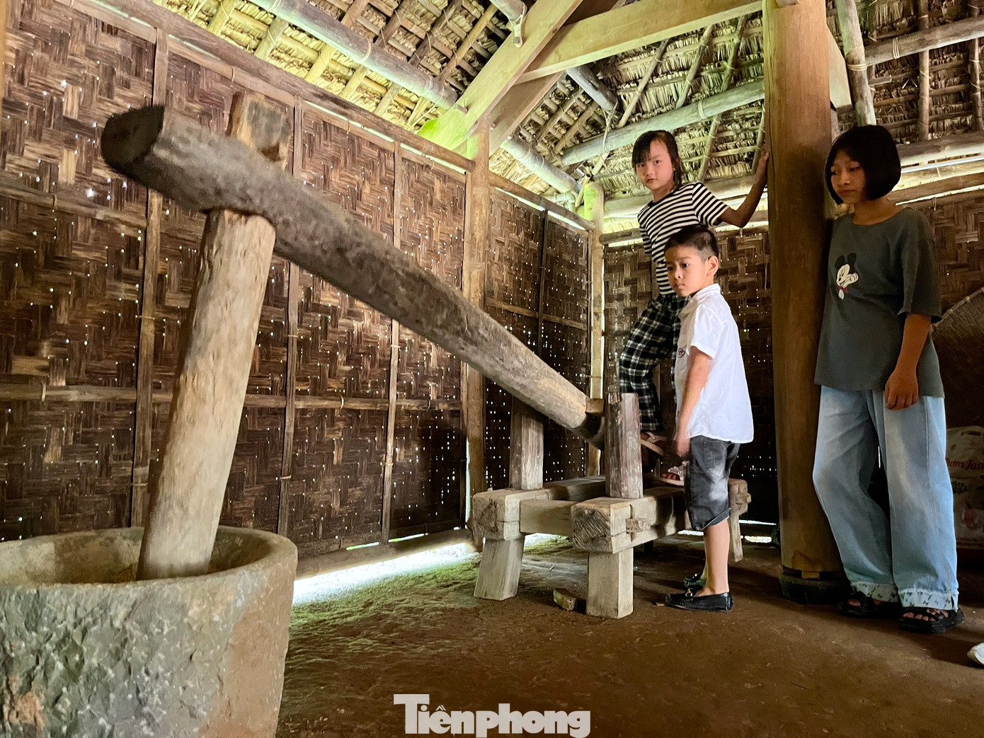 Chị Nguyễn Thị Hợi (52 tuổi, quê tỉnh Hưng Yên) cho hay, bản thân chị là người làm nông nghiệp nên việc xay lúa, giã gạo bằng các công cụ thô sơ không quá xa lạ. Hiện nay, những công việc này đều đã được thay thế bằng máy móc hiện đại nên từ lâu chị chưa có cơ hội trải nghiệm lại. “Thực sự lâu lắm rồi tôi mới thử lại việc xay lúa, sàng lúa, giã gạo như thế này. Đây là một trải nghiệm vui và thích thú”, chị Hợi chia sẻ.