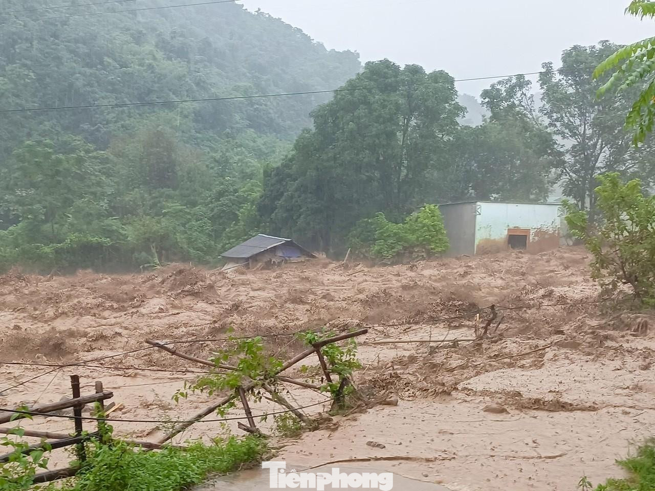 Dòng nước lũ chảy xối xả từ thượng nguồn đổ về các bản làng.