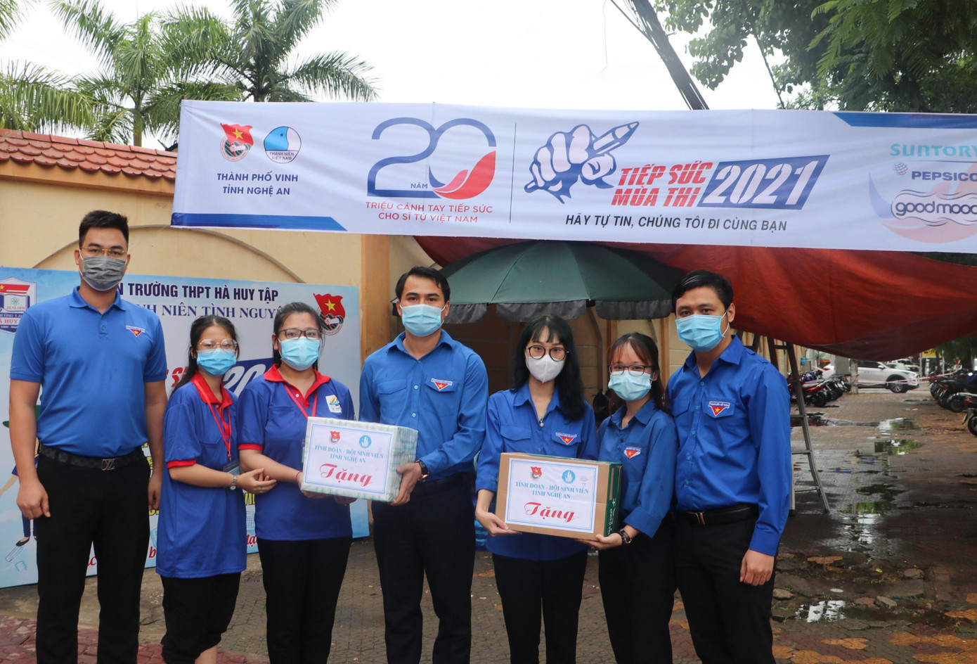 Để kịp thời động viên đoàn viên thanh niên tình nguyện, sáng 7/7, anh Thái Minh Sỹ - Phó Bí thư Tỉnh đoàn, Chủ tịch hội sinh viên tỉnh Nghệ An đã đến tặng quà tại các điểm thi trên địa bàn thành phố Vinh. "Với 68 đội hình thanh niên tình nguyên ở 68 điểm thi, mỗi đội hình không quá 10 người để đảm bảo công tác phòng chống dịch, tuổi trẻ Nghệ An sẽ hỗ trợ tốt nhất cho sĩ tử an tâm vượt vũ môn. Dù hoàn cảnh nào, tinh thần xung kích tình nguyện, nhiệt huyết tuổi trẻ cũng sát cạnh cùng các thí sinh đạt kết quả cao nhất trong kỳ thi", anh Thái Minh Sỹ chia sẻ.