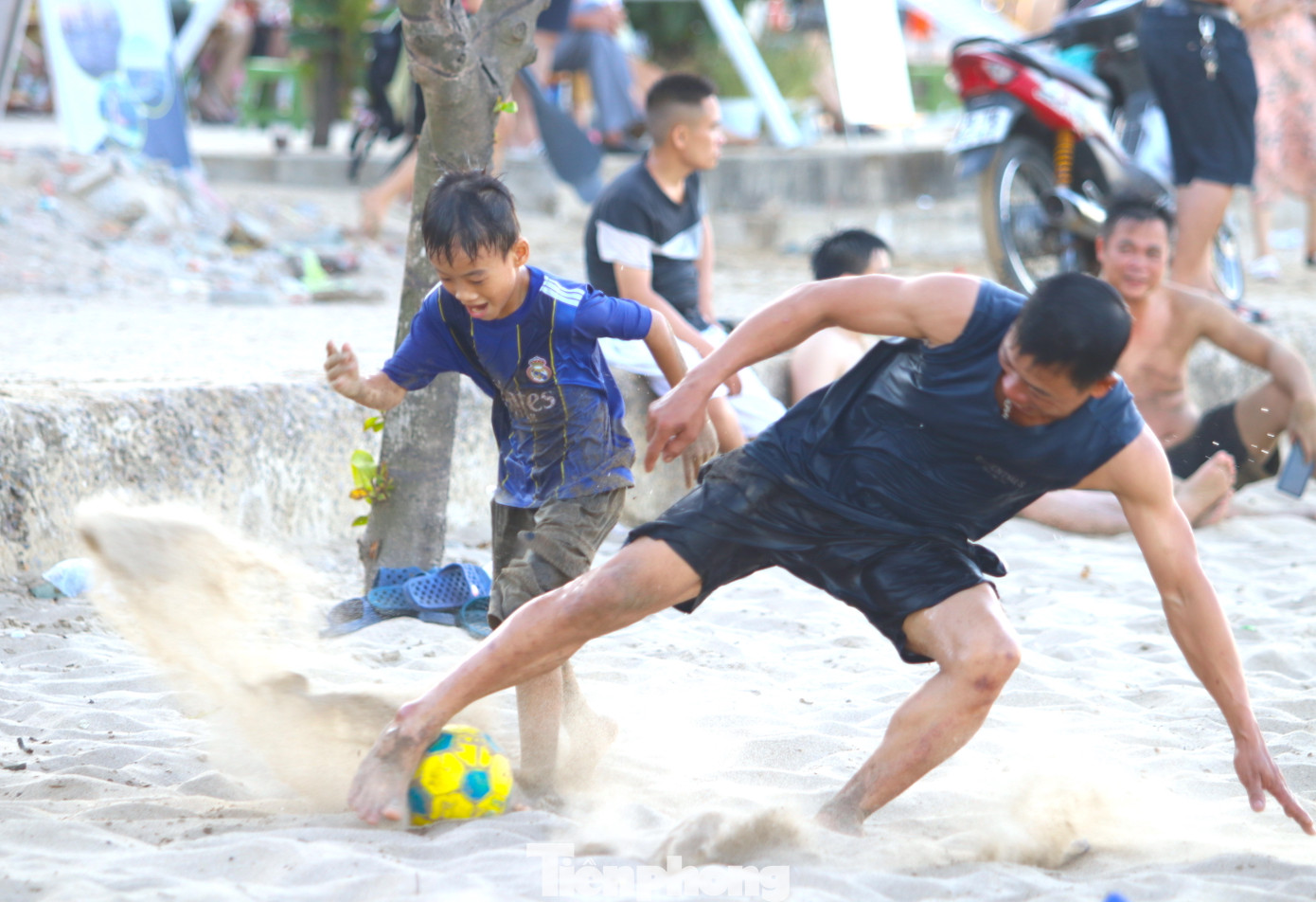 Ngoài tắm biển, nhiều người chọn chơi bóng trên bãi cát.