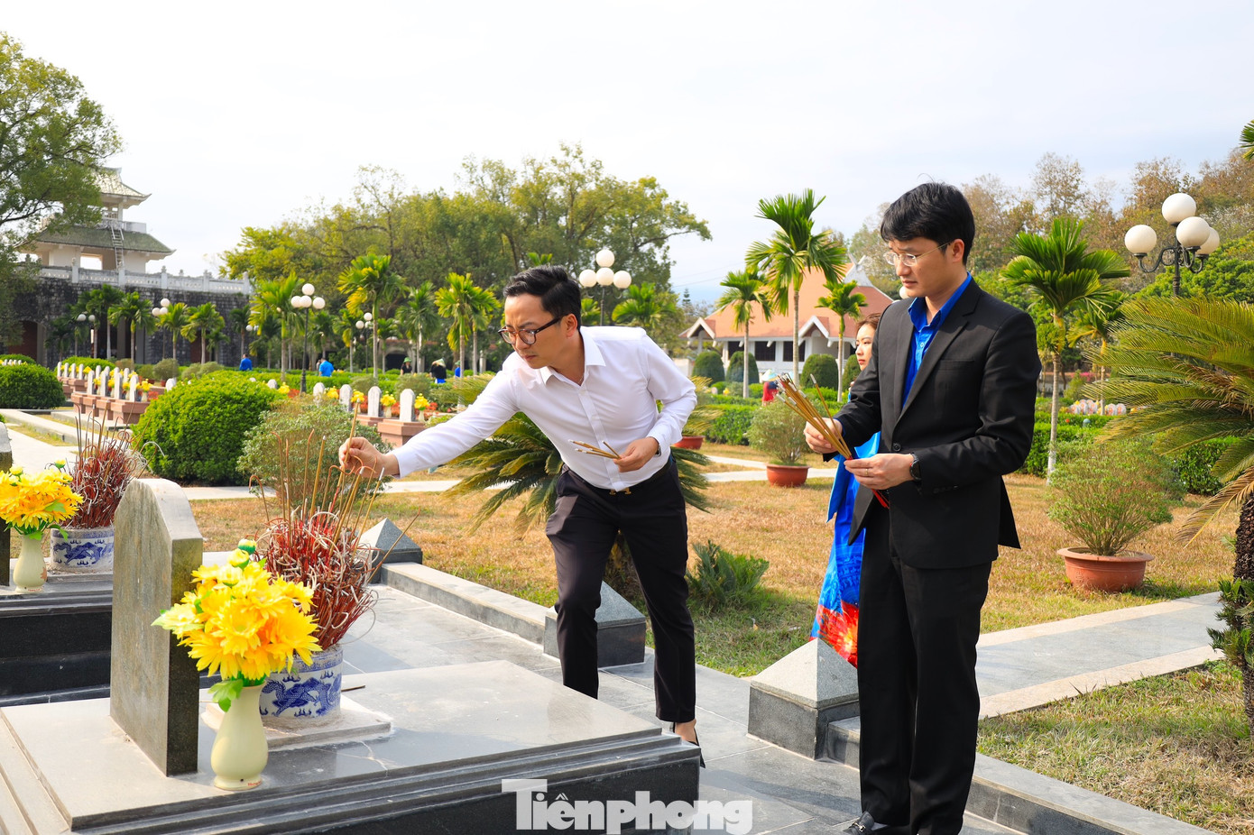 Các đoàn viên, thanh niên trong đoàn kính cẩn dâng hương lên các phần mộ liệt sĩ.