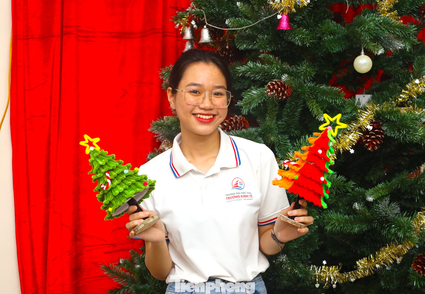Các bạn đoàn viên thanh niên khoe thành quả sau khi mày mò làm ra cây thông Noel ưng ý.