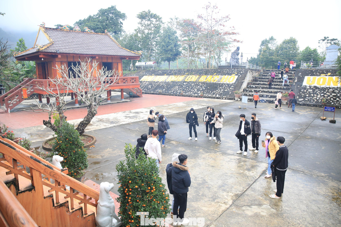 Đền Chín Gian tọa lạc trên đỉnh núi thuộc xã Châu Kim (huyện Quế Phong, Nghệ An), rộng khoảng 2 ha với nhiều hạng mục như đền chính và khu vực sân lễ hội.