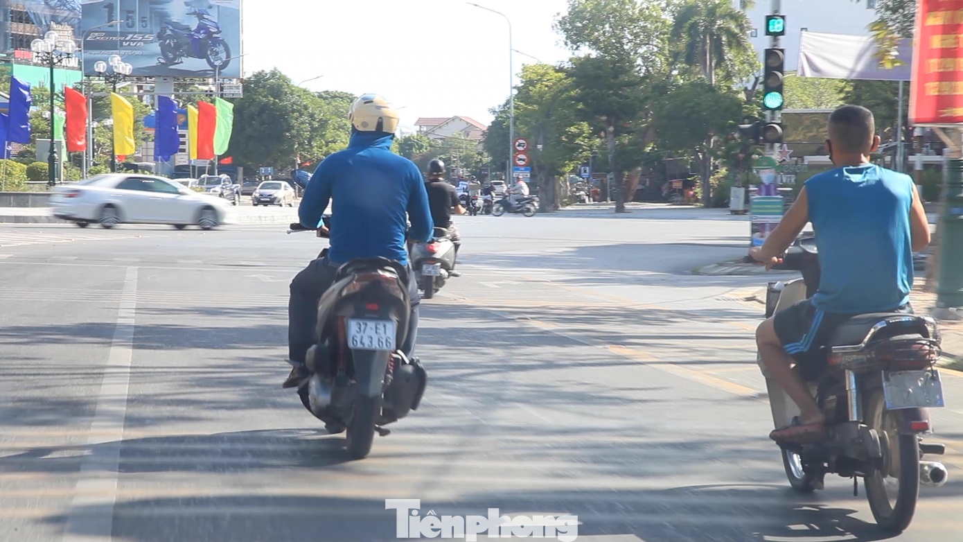 Đoạn vòng xuyến đường Lê Hồng Phong và đường Nguyễn Thị Minh Khai, nơi có lưu lượng xe nhiều hơn khi tập trung nhiều công sở, trung tâm mua sắm...