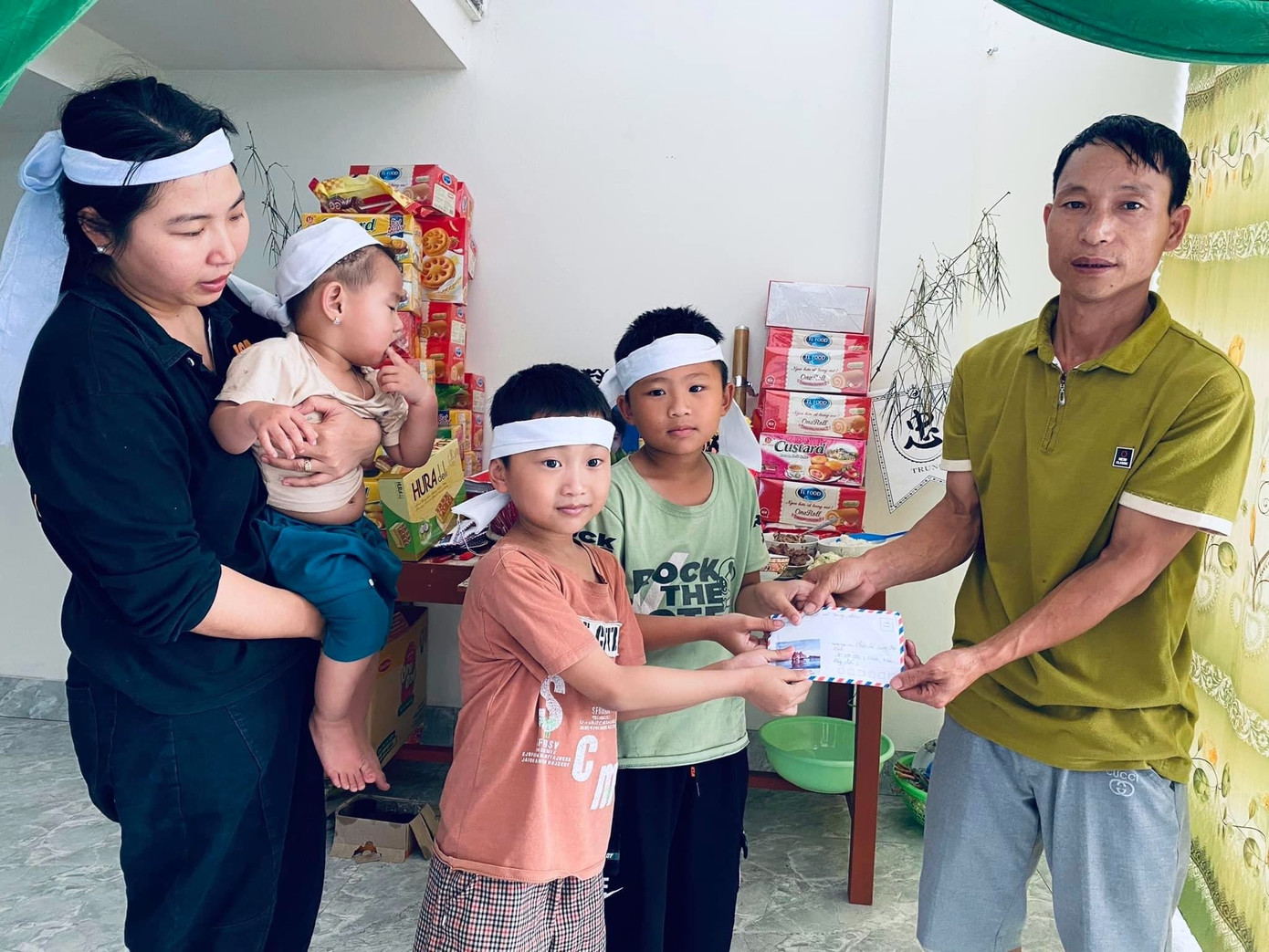 Anh Nhâm san sẻ khoản tiền nhận được từ các mạnh thường quân đến với 3 gia đình cùng là nạn nhân trong vụ nổ gara ô tô. Anh Nhâm san sẻ khoản tiền nhận được từ các mạnh thường quân đến với 3 gia đình cùng là nạn nhân trong vụ nổ gara ô tô.