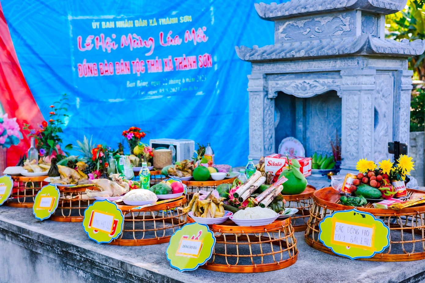 Để bắt đầu lễ hội, các dòng họ góp tiền làm mâm cơm cúng với những sản vật, sản phẩm do chính bà con dân bản làm ra từ hạt lúa, hạt gạo và các vật nuôi. Các dòng họ sau khi làm mâm cúng sẽ đưa ra nhà văn hóa cộng đồng để chuẩn bị lễ rước. Ảnh: Hạnh Phúc.