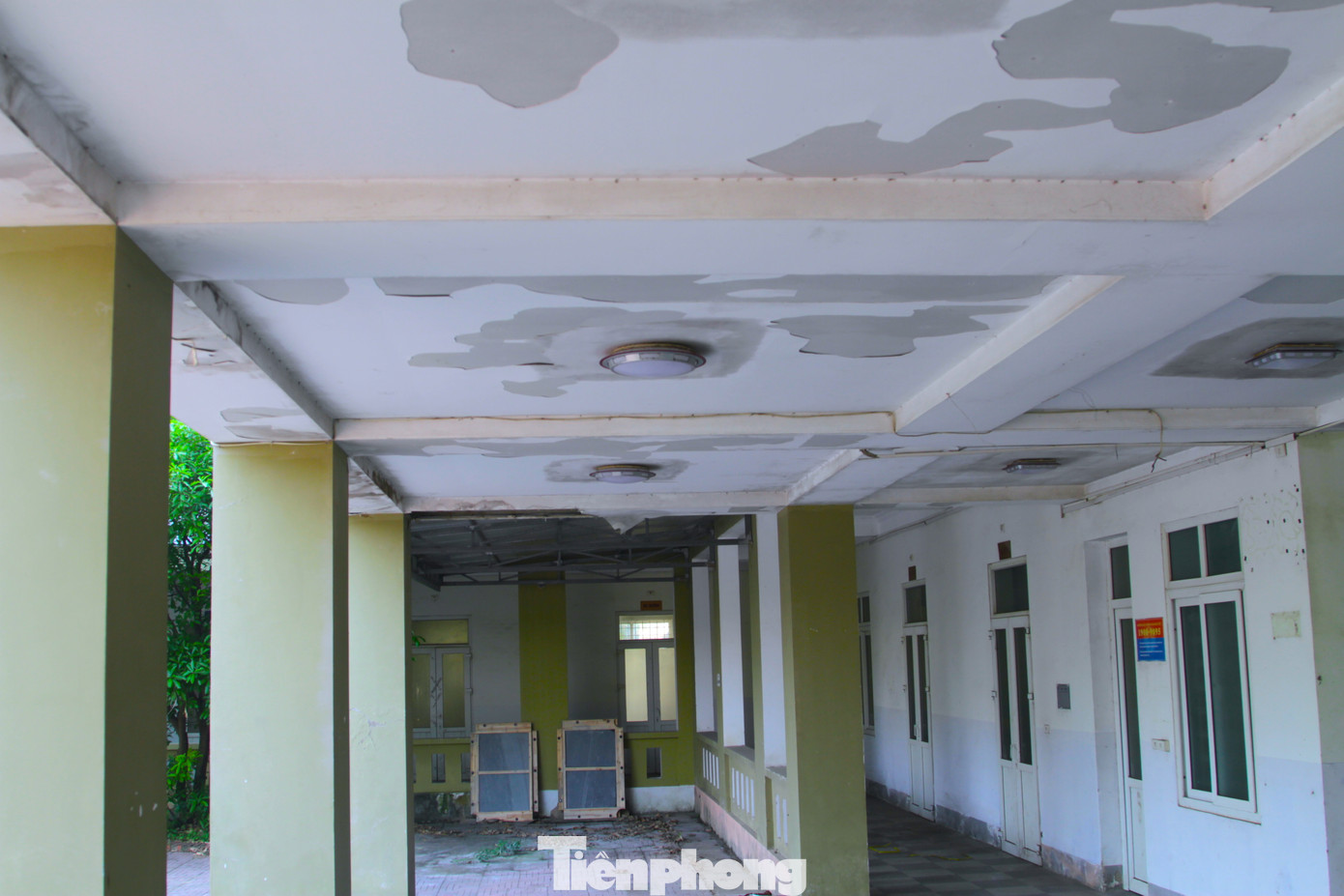 Do bỏ hoang lâu năm, một số hạng mục của các dãy nhà đã bắt đầu có dấu hiệu xuống cấp. Trên trần nhà đã bị bong tróc loang lổ.