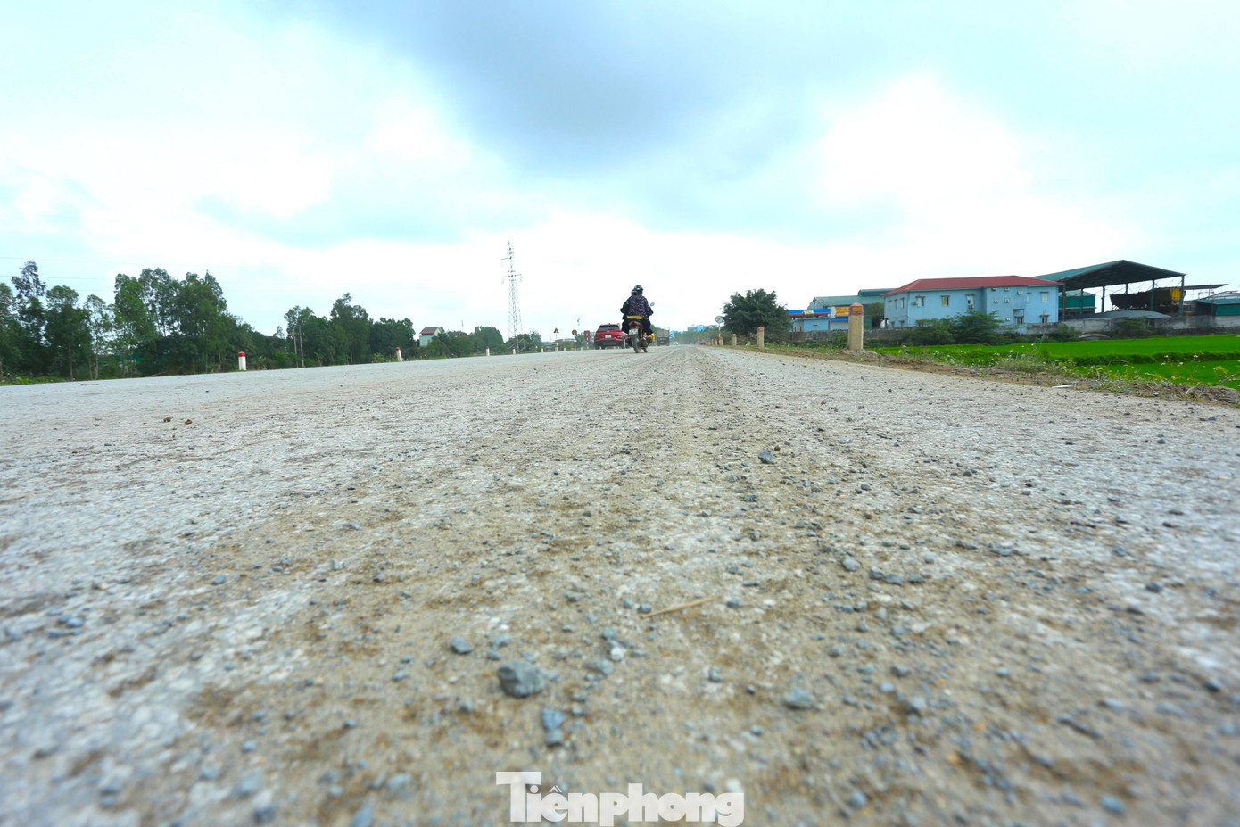 Nhiều đoạn, mặt đường nham nhở vì vật liệu xây dựng rơi vãi. Đã có nhiều vụ tai nạn xảy ra vì mặt đường trơn trượt hay vụ tai nạn giữa những chiếc xe ben với người đi đường.