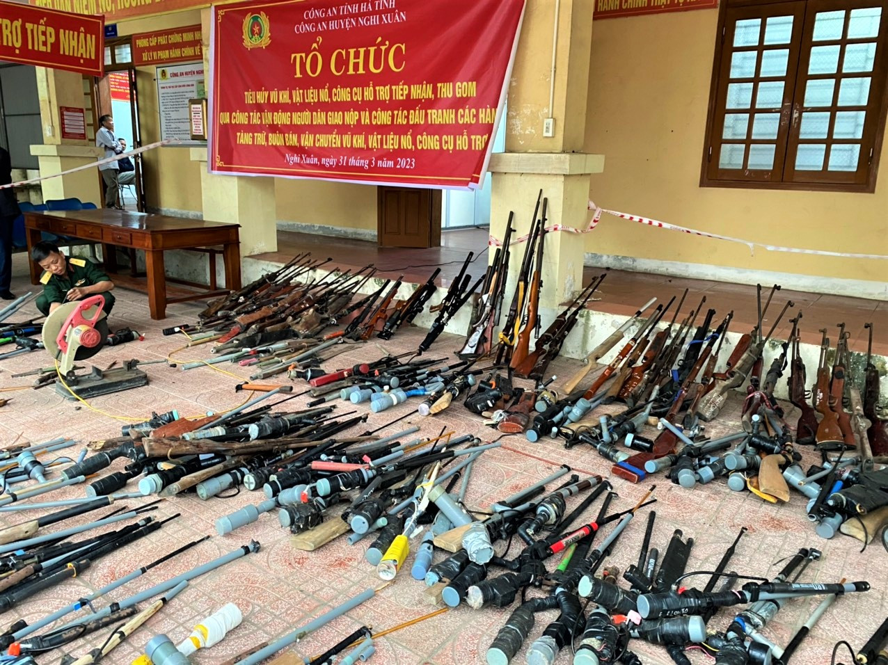 Sáng 31/3, Phòng Cảnh sát Quản lý hành chính về trật tự xã hội (Công an tỉnh Hà Tĩnh) phối hợp Công an huyện Nghi Xuân và đơn vị liên quan tổ chức tiêu hủy vũ khí, vật liệu nổ, công cụ hỗ trợ qua công tác vận động người dân giao nộp và thu giữ qua các vụ án từ năm 2021 đến nay.