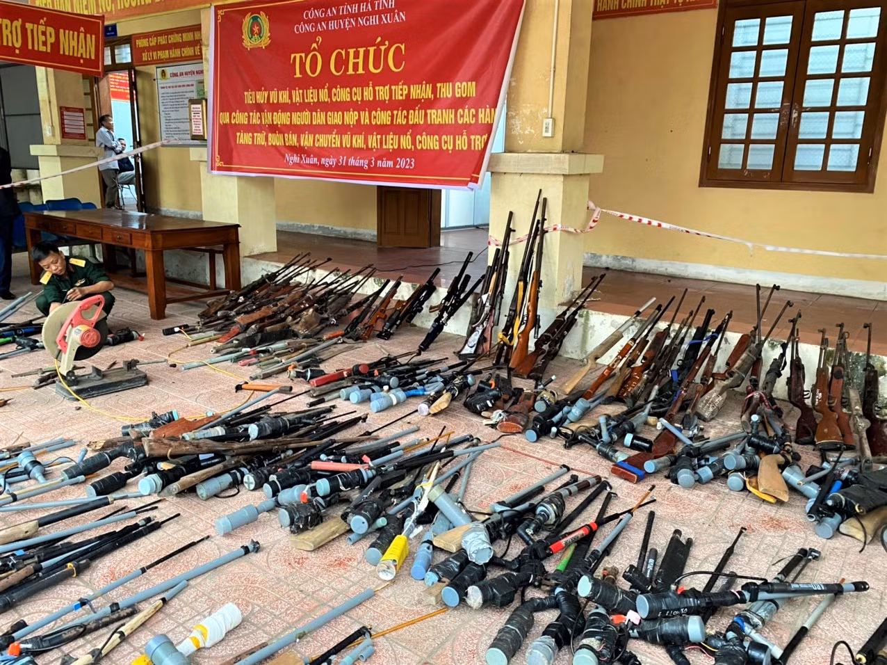Sáng 31/3, Phòng Cảnh sát Quản lý hành chính về trật tự xã hội (Công an tỉnh Hà Tĩnh) phối hợp Công an huyện Nghi Xuân và đơn vị liên quan tổ chức tiêu hủy vũ khí, vật liệu nổ, công cụ hỗ trợ qua công tác vận động người dân giao nộp và thu giữ qua các vụ án từ năm 2021 đến nay.