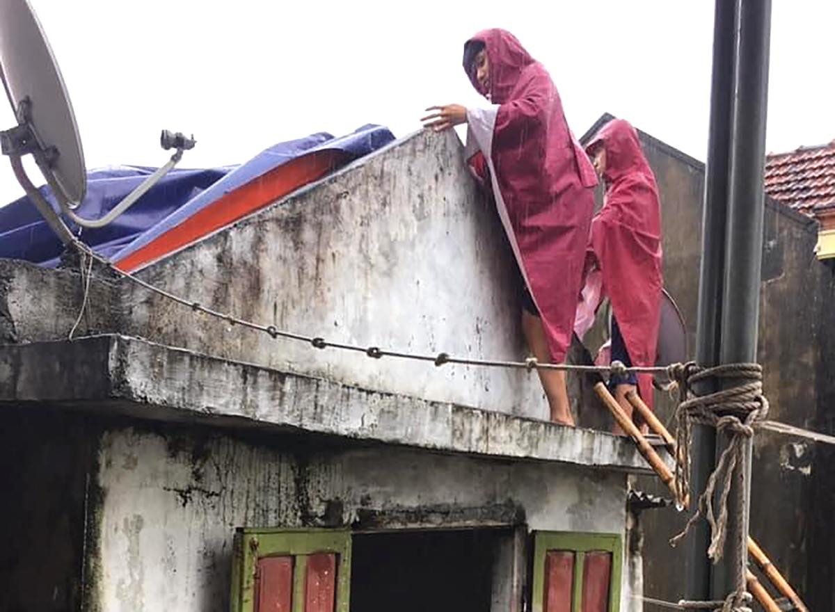 Một số nhà người dân bị thấm dột được hỗ trợ sửa, che chắn bằng bạt tránh những cơn mưa lớn liên tục trút xuống. Một số nhà người dân bị thấm dột được hỗ trợ sửa, che chắn bằng bạt tránh những cơn mưa lớn liên tục trút xuống.