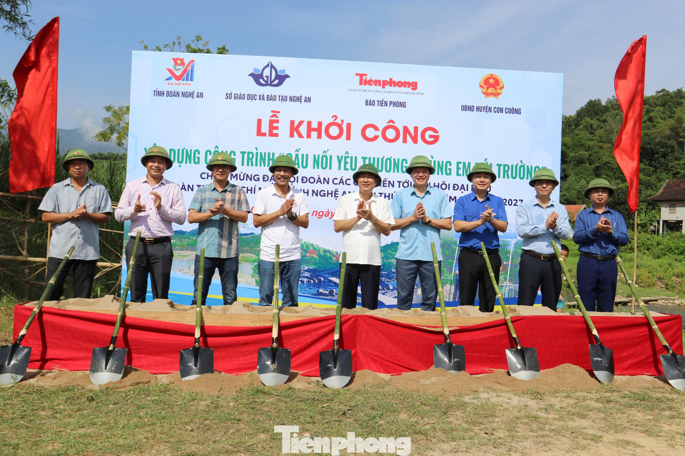Ông Lô Văn Thuyền (trưởng bản Chai) xúc động: “Gần 200 hộ dân bản nghèo chúng tôi thật sự vui mừng và trân quý khi được Ban tổ chức chọn là địa điểm để xây cầu. Khi được thông báo đến giờ, từ con trẻ đến các bậc cao niên đều háo hức chờ đợi từng ngày. Chúng tôi thức dậy thật sớm để được chứng kiến lễ động thổ, cây cầu sẽ giúp cho 2 bản đổi thay, thuận lợi về giao thông, sản xuất, an toàn về tính mạng khi mưa lũ. Mỗi người dân đều tình nguyện hỗ trợ để cây cầu được xây dựng nhanh nhất và bảo quản thật tốt khi hoàn thành”.