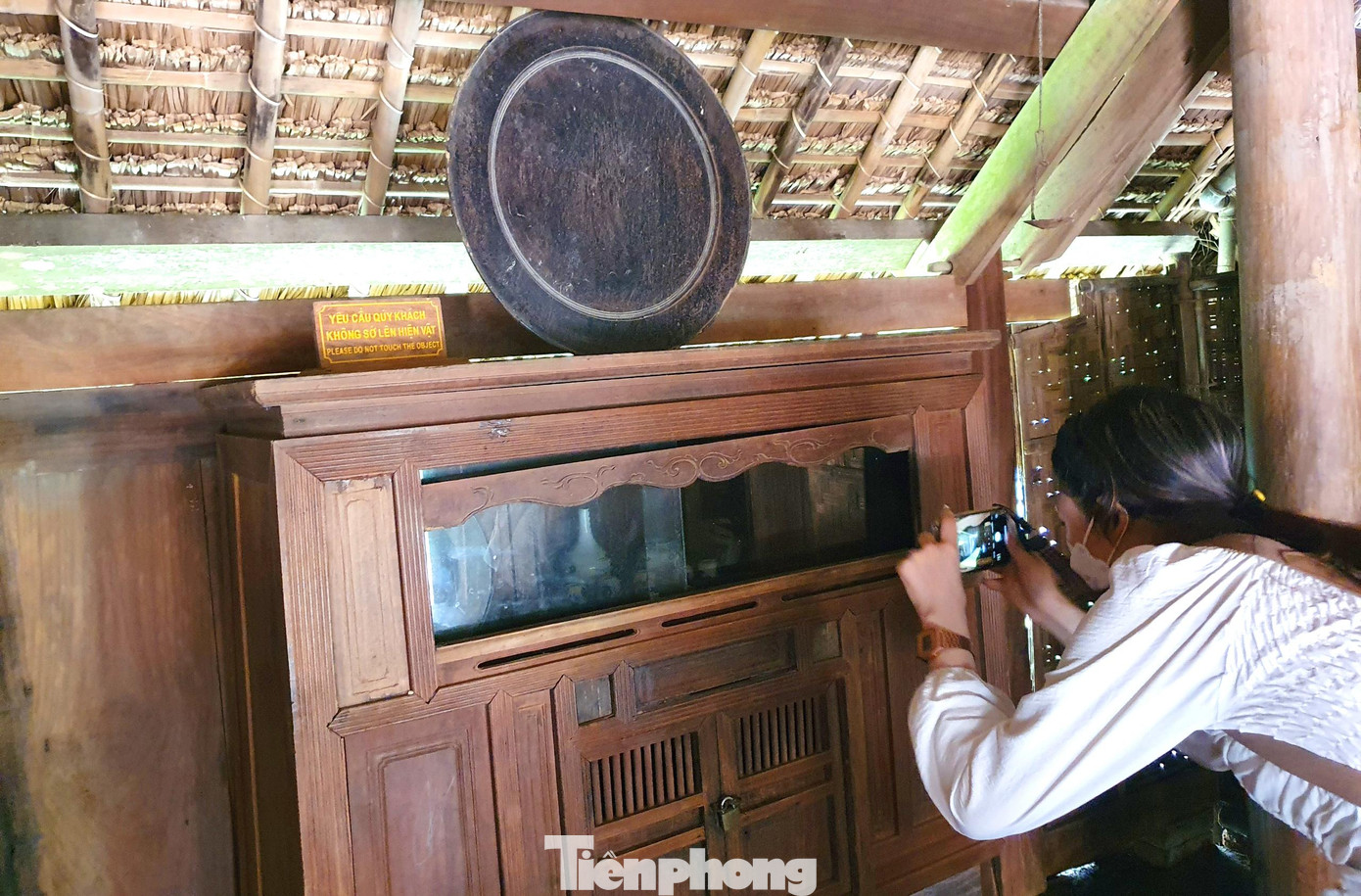 Du khách ghi lại hình ảnh những đồ vật giản dị của gia đình Bác.