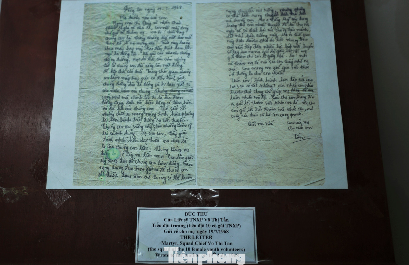 Bức thư của tiểu đội trưởng Võ Thị Tần gửi mẹ 5 ngày trước khi hy sinh nay được lập trình trên thiết bị điện tử cùng tấm ảnh màu của nữ liệt sĩ đã được phục chế.